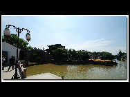 Zhouzhuang, one of the most famous water towns in China, is sited in Kunshan City, 30 kilometers southeast of Suzhou. With a history of more than 900 years, it keeps the style and pattern of an ancient water village. It is noted for its profound cultural heritage, well-preserved ancient residential houses, elegant watery views, and traditions and customs with a strong local flavor. [D80对酒当歌/bbs.fengniao]