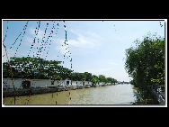 Zhouzhuang, one of the most famous water towns in China, is sited in Kunshan City, 30 kilometers southeast of Suzhou. With a history of more than 900 years, it keeps the style and pattern of an ancient water village. It is noted for its profound cultural heritage, well-preserved ancient residential houses, elegant watery views, and traditions and customs with a strong local flavor.  [D80对酒当歌/bbs.fengniao]