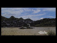 Located in the west of Hunan Province, Furong is a town in Xiangxi Tujia and Miao Autonomous Prefecture. It is originally named as Wangcun until a famous movie entitled 'Furong Town' was filmed there in 1986. With more than 2,000 years history, Furong is an ancient town where people of the Tujia ethnic people live together. [兰舍清香/bbs.fengniao]