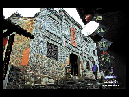 Located in the west of Hunan Province, Furong is a town in Xiangxi Tujia and Miao Autonomous Prefecture. It is originally named as Wangcun until a famous movie entitled 'Furong Town' was filmed there in 1986. With more than 2,000 years history, Furong is an ancient town where people of the Tujia ethnic people live together. [兰舍清香/bbs.fengniao]