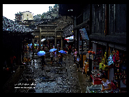 Located in the west of Hunan Province, Furong is a town in Xiangxi Tujia and Miao Autonomous Prefecture. It is originally named as Wangcun until a famous movie entitled 'Furong Town' was filmed there in 1986. With more than 2,000 years history, Furong is an ancient town where people of the Tujia ethnic people live together. [兰舍清香/bbs.fengniao]