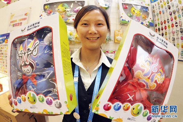 A worker shows the Universidad souvenirs on August 10. The upcoming Shenzhen World University Games would become the 'biggest' ever in the 52 years of Universiade history, organizers said.