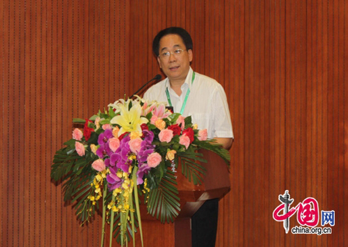 Yang Zhijian, president of the Open University of China (OUC), addresses attendees at a Chinese language teacher training forum in Beijing on August 12, 2011. [Wang Wei/China.org.cn]