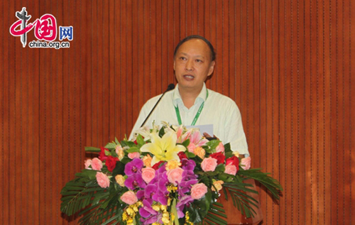 Liang Xiaoqing, director of the Chinese Language Center at the Open University of China (OUC), addresses attendees at a Chinese language teacher training forum in Beijing on August 12, 2011. [Wang Wei/China.org.cn]