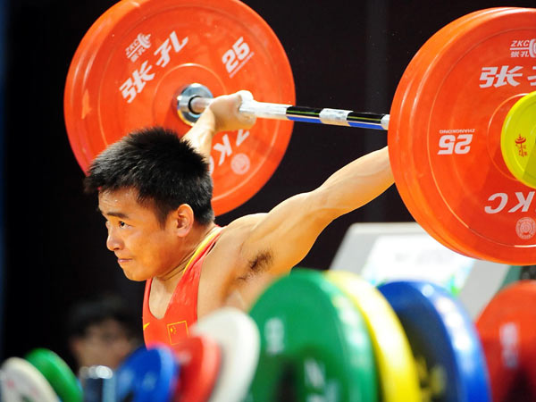 Li Lizhi of China competes during the men's 56kg weightlifting event at the 26th Summer Universiade in Shenzhen, Aug 13, 2011. [Photo/Xinhua] 