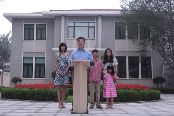 New U.S. ambassador to China Gary Locke (front) addresses the media at the ambassador&apos;s residence in Beijing, capital of China, Aug. 14, 2011, with his wife and three children standing behind him. [Xinhua/Xing Guangli] 