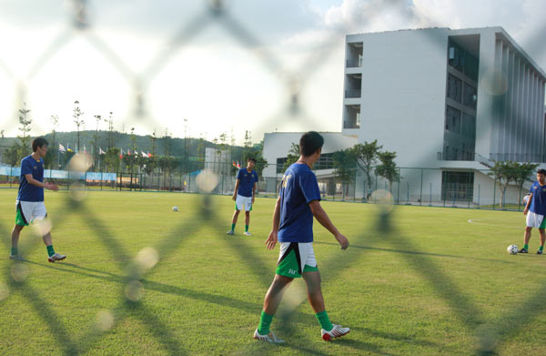 Young footballers strive to make the knockout stage