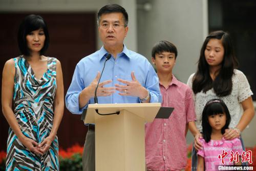 US ambassador to China Gary Locke is addressing on his meeting with journalists in Beijing with his family standing behind.