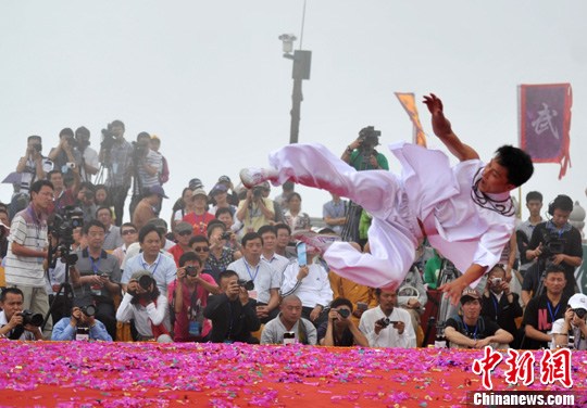  A contestant from Emei performs traditional Chinese kungfu at the Third Emei International Kungfu Festival in Emeishan City in China's southwestern Sichuan Province, August 12, 2011.[Photo by Liu Zhongjun]