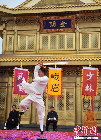 A contestant from Wudang performs traditional Chinese kungfu at the Third Emei International Kungfu .[Photo by Liu Zhongjun]