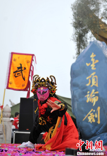 The performance combines traditional Chinese kungfu and the Sichuan opera 'Bianlian,' or face-changing.[Photo by Liu Zhongjun]