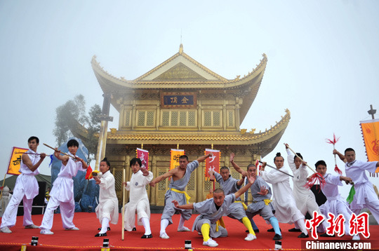 The Sword Art Contest among three Chinese martial art sects including Shaolin, Wudang and Emei was held in Emeishan City in China's southwestern Sichuan Province during the Third Emei International Kungfu Festival, August 12, 2011.[Photo by Liu Zhongjun]