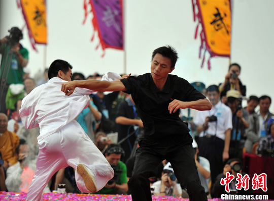 The Sword Art Contest among three Chinese martial art sects including Shaolin, Wudang and Emei was held in Emeishan City in China's southwestern Sichuan Province during the Third Emei International Kungfu Festival, August 12, 2011.[Photo by Liu Zhongjun] 