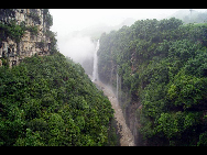 Located about 10 kilometers from Xingyi, the Maling River Gorge is a long and deep rift in the Yunnan-Guizhou Plateau cut by the surging Maling River. A series of both permanent and seasonal waterfalls (said to number around 100 in total) plunge or cascade down the steep cliffs on both sides of the gorge along its entire length. It is an ideal place for river drifting.[大卓卓888/bbs.fengniao]
