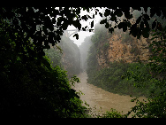 Located about 10 kilometers from Xingyi, the Maling River Gorge is a long and deep rift in the Yunnan-Guizhou Plateau cut by the surging Maling River. A series of both permanent and seasonal waterfalls (said to number around 100 in total) plunge or cascade down the steep cliffs on both sides of the gorge along its entire length. It is an ideal place for river drifting.[大卓卓888/bbs.fengniao]