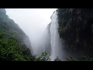 Located about 10 kilometers from Xingyi, the Maling River Gorge is a long and deep rift in the Yunnan-Guizhou Plateau cut by the surging Maling River. A series of both permanent and seasonal waterfalls (said to number around 100 in total) plunge or cascade down the steep cliffs on both sides of the gorge along its entire length. It is an ideal place for river drifting.[大卓卓888/bbs.fengniao]