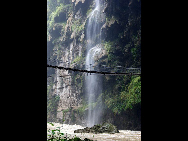 Located about 10 kilometers from Xingyi, the Maling River Gorge is a long and deep rift in the Yunnan-Guizhou Plateau cut by the surging Maling River. A series of both permanent and seasonal waterfalls (said to number around 100 in total) plunge or cascade down the steep cliffs on both sides of the gorge along its entire length. It is an ideal place for river drifting.[大卓卓888/bbs.fengniao]