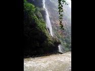 Located about 10 kilometers from Xingyi, the Maling River Gorge is a long and deep rift in the Yunnan-Guizhou Plateau cut by the surging Maling River. A series of both permanent and seasonal waterfalls (said to number around 100 in total) plunge or cascade down the steep cliffs on both sides of the gorge along its entire length. It is an ideal place for river drifting.[大卓卓888/bbs.fengniao]