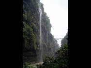 Located about 10 kilometers from Xingyi, the Maling River Gorge is a long and deep rift in the Yunnan-Guizhou Plateau cut by the surging Maling River. A series of both permanent and seasonal waterfalls (said to number around 100 in total) plunge or cascade down the steep cliffs on both sides of the gorge along its entire length. It is an ideal place for river drifting.[大卓卓888/bbs.fengniao]