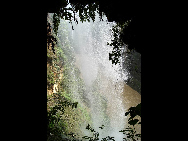 Located about 10 kilometers from Xingyi, the Maling River Gorge is a long and deep rift in the Yunnan-Guizhou Plateau cut by the surging Maling River. A series of both permanent and seasonal waterfalls (said to number around 100 in total) plunge or cascade down the steep cliffs on both sides of the gorge along its entire length. It is an ideal place for river drifting.[大卓卓888/bbs.fengniao]