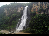 Located about 10 kilometers from Xingyi, the Maling River Gorge is a long and deep rift in the Yunnan-Guizhou Plateau cut by the surging Maling River. A series of both permanent and seasonal waterfalls (said to number around 100 in total) plunge or cascade down the steep cliffs on both sides of the gorge along its entire length. It is an ideal place for river drifting.[大卓卓888/bbs.fengniao]