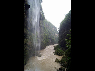 Located about 10 kilometers from Xingyi, the Maling River Gorge is a long and deep rift in the Yunnan-Guizhou Plateau cut by the surging Maling River. A series of both permanent and seasonal waterfalls (said to number around 100 in total) plunge or cascade down the steep cliffs on both sides of the gorge along its entire length. It is an ideal place for river drifting.[大卓卓888/bbs.fengniao]