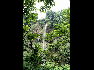 Located about 10 kilometers from Xingyi, the Maling River Gorge is a long and deep rift in the Yunnan-Guizhou Plateau cut by the surging Maling River. A series of both permanent and seasonal waterfalls (said to number around 100 in total) plunge or cascade down the steep cliffs on both sides of the gorge along its entire length. It is an ideal place for river drifting.[大卓卓888/bbs.fengniao]