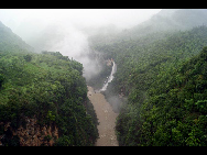 Located about 10 kilometers from Xingyi, the Maling River Gorge is a long and deep rift in the Yunnan-Guizhou Plateau cut by the surging Maling River. A series of both permanent and seasonal waterfalls (said to number around 100 in total) plunge or cascade down the steep cliffs on both sides of the gorge along its entire length. It is an ideal place for river drifting.[大卓卓888/bbs.fengniao]