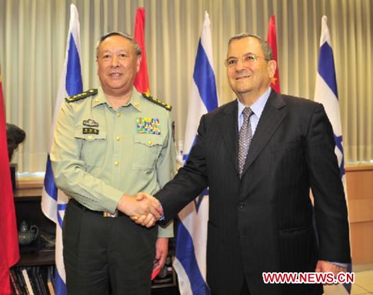 Chen Bingde (L), chief of the General Staff of the People's Liberation Army of China, meets with Israeli Defense Minister Ehud Barak in Tel Aviv, on Aug. 14, 2011. [Yin Dongxun/Xinhua]