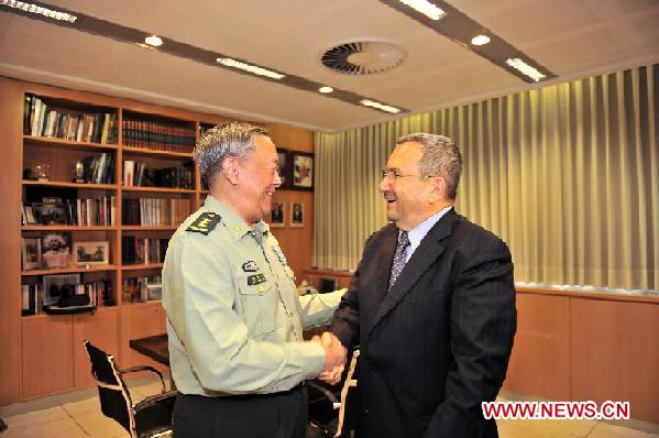 Chen Bingde (L), chief of the General Staff of the People's Liberation Army of China, meets with Israeli Defense Minister Ehud Barak in Tel Aviv, on Aug. 14, 2011. [Yin Dongxun/Xinhua]
