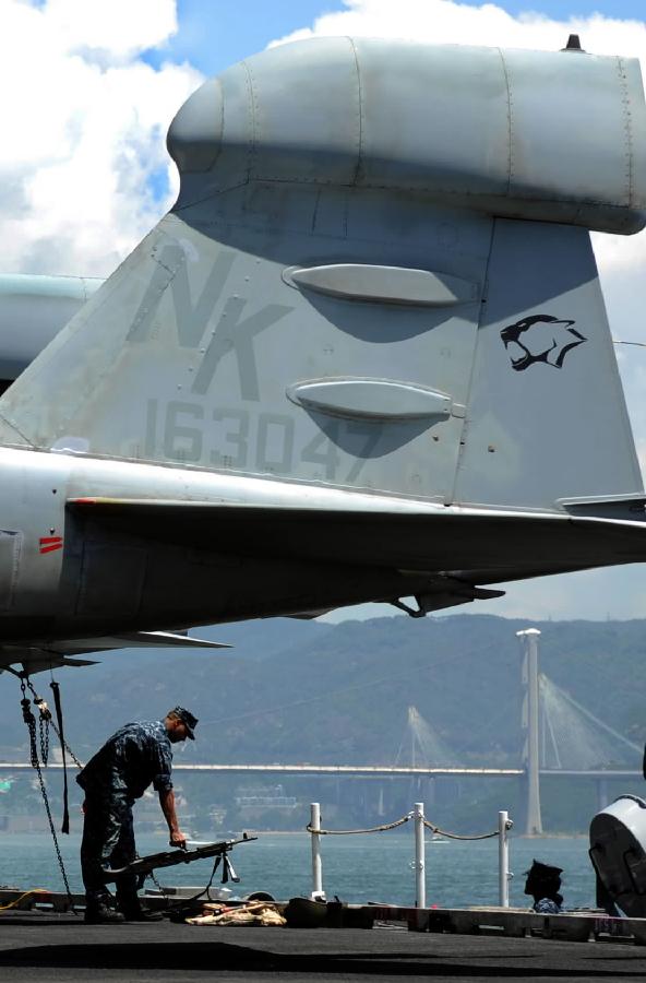 A soldier places a light machine gun on the shipboard on the USS Ronald Reagan Aircraft Carrier in Hong Kong, Aug. 13, 2011. The USS Ronald Reagan Aircraft Carrier and its three support ships arrived in Hong Kong on Friday for a four-day port visit, which is its fourth visit here. [Chen Xiaowei/Xinhua]