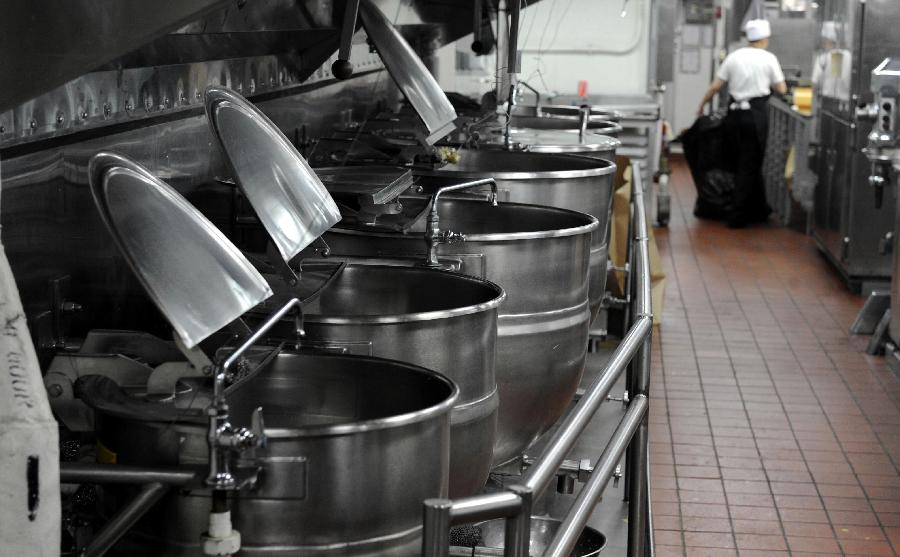 Photo taken on Aug. 13, 2011 shows the kitchen on the USS Ronald Reagan Aircraft Carrier in Hong Kong. The USS Ronald Reagan Aircraft Carrier and its three support ships arrived in Hong Kong on Friday for a four-day port visit, which is its fourth visit here. [Chen Xiaowei/Xinhua]