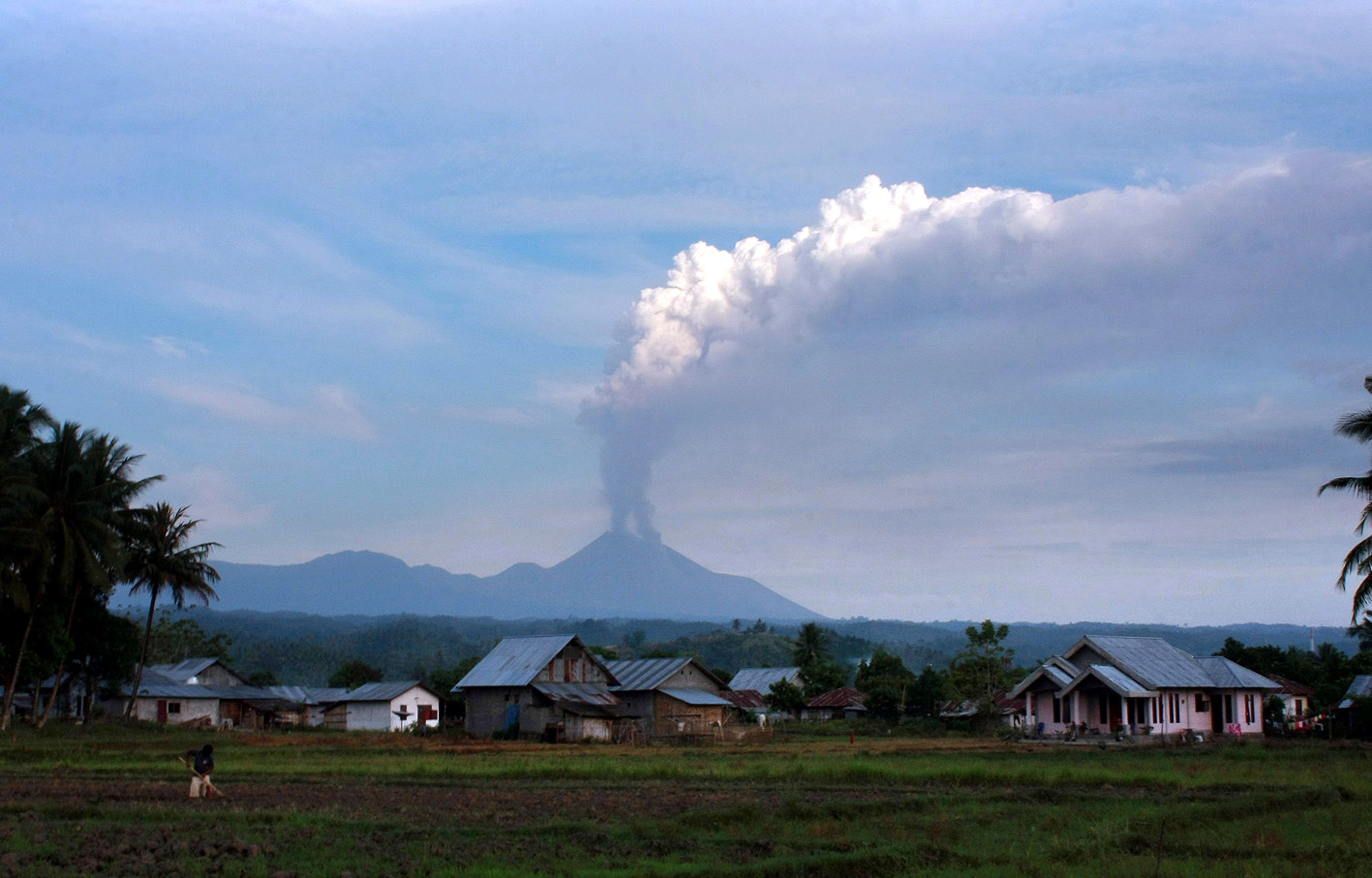 An Indonesian official raised the alert status to the second-highest level, level III also named Siaga, after Soputan volcano spewed ash until a level of 1200 meters. [Xinhua]