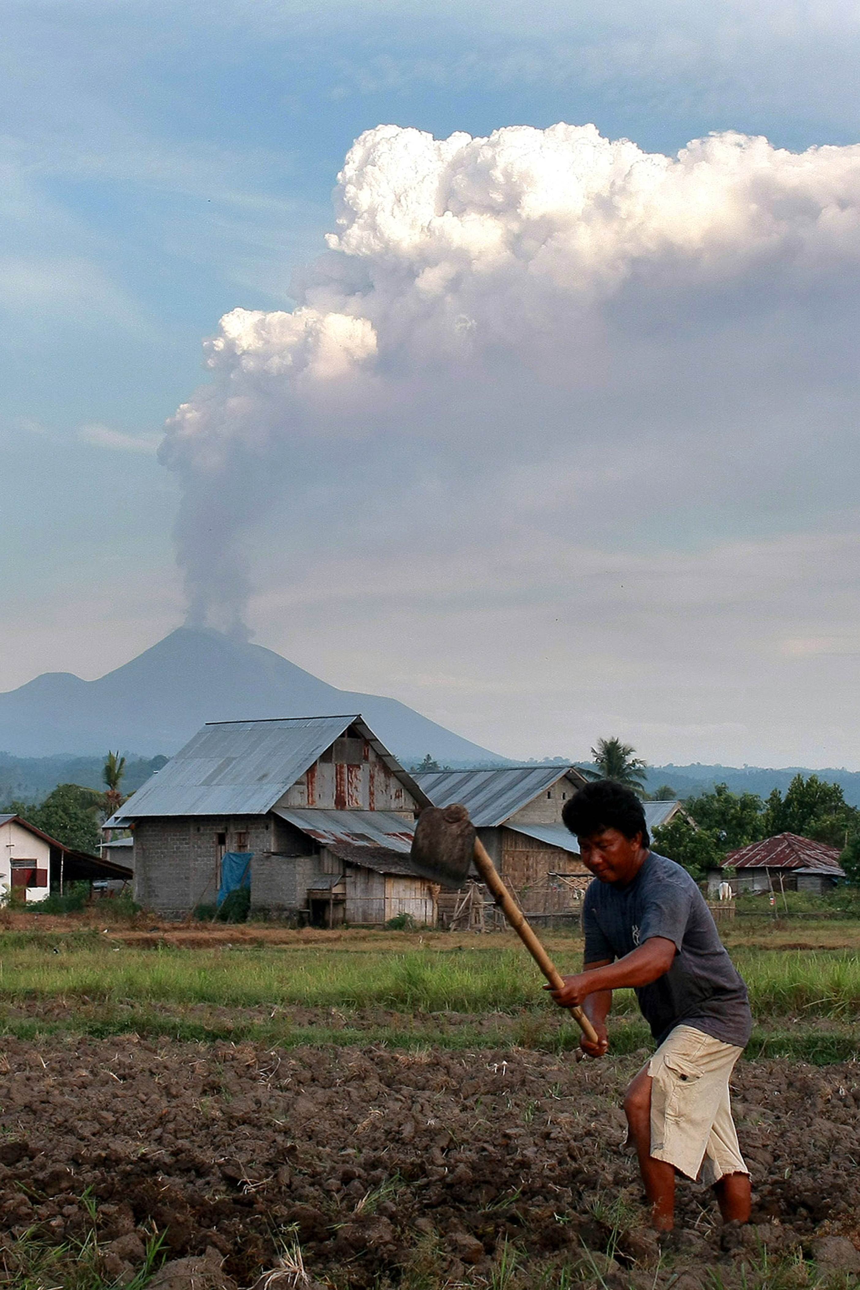 An Indonesian official raised the alert status to the second-highest level, level III also named Siaga, after Soputan volcano spewed ash until a level of 1200 meters. [Xinhua]