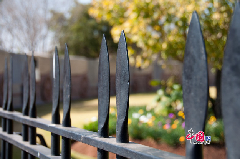 The pointed spear shaped fence features the weapon that Zulu warriors used in fighting against the Dutch settlers – the Afrikaners – in the 19th century. [Maverick Chen / China.org.cn]