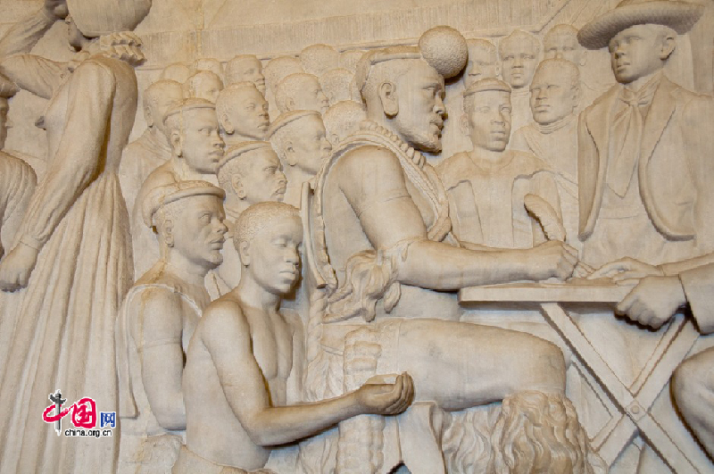 The stone carving features the peace deal negotiation between the Zulu leader and the Dutch settlers. The kneeing boy who cups his two hands is supposed to catch the Zulu leader’s human excrement such as sweat and spits, since Zulu people was deemed that falling excrement could be used by witchcraft to against them. [Maverick Chen / China.org.cn]