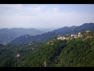 Jigong Mountain Nature Reserve, established in 1982, is located in Xinyang County, Henan Province. It is a sanctuary for transitional types of subtropical forest vegetation and rare wild animals and plants.Covering about 3,000 hectares, the nature reserve has 1,000 species of higher plants, such as masson pine, Huangshan pine, oak, white oak, magnolia, northern poplar, willow and elm. [宾友西君/bbs.fengniao]