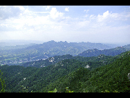 Jigong Mountain Nature Reserve, established in 1982, is located in Xinyang County, Henan Province. It is a sanctuary for transitional types of subtropical forest vegetation and rare wild animals and plants.Covering about 3,000 hectares, the nature reserve has 1,000 species of higher plants, such as masson pine, Huangshan pine, oak, white oak, magnolia, northern poplar, willow and elm. [宾友西君/bbs.fengniao]