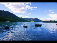 As a part of the Ha'nasi Lake area, Ha'nasi Nature Reserve lies in the northern part of Burqin County, Xinjiang Uygur Autonomous Region. It was established in 1980 as the 'pure land of the world' due to its unspoiled original natural scenery.The entire nature reserve occupies 2,200 square kilometers and contains snow mountains, glaciers, forests, flowers, lakes, meadows and almost all varieties of natural beauty. [初歌123/bbs.fengniao]