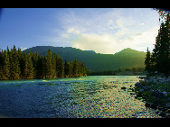 As a part of the Ha'nasi Lake area, Ha'nasi Nature Reserve lies in the northern part of Burqin County, Xinjiang Uygur Autonomous Region. It was established in 1980 as the 'pure land of the world' due to its unspoiled original natural scenery.The entire nature reserve occupies 2,200 square kilometers and contains snow mountains, glaciers, forests, flowers, lakes, meadows and almost all varieties of natural beauty. [初歌123/bbs.fengniao]