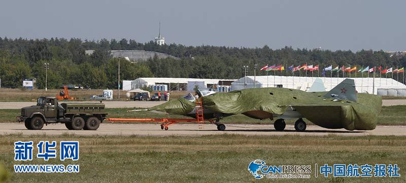 Photo of the new twin-engine T-50 fighter near Moscow. MAKS 2011, an international air show, will be held in the small science town of Zhukovskiy, 25 miles southeast of Moscow from Aug. 16-21, 2011.[Xinhuanet]