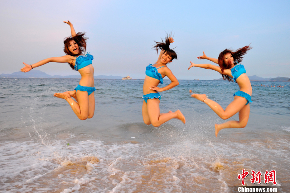 Volleyball babies enjoy beach time after the beach volleyball game at Universiade in Shenzhen on August 15, 2011. (Photo: Chinanews.com)