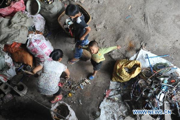 CHINA-GUIZHOU-GUIYANG-CHILDREN IN DUMPING SITE (CN)