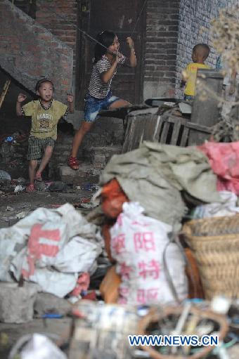 CHINA-GUIZHOU-GUIYANG-CHILDREN IN DUMPING SITE (CN)