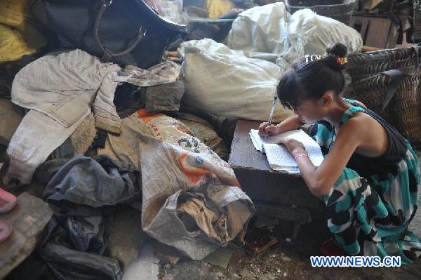 CHINA-GUIZHOU-GUIYANG-CHILDREN IN DUMPING SITE (CN)