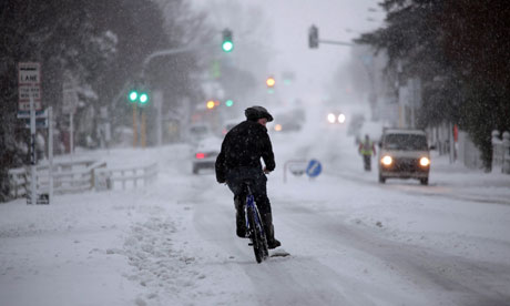 Weatherwatch meteorologists said the snow would settle at heights of 200 meters and fall to 100 meters in Auckland overnight.