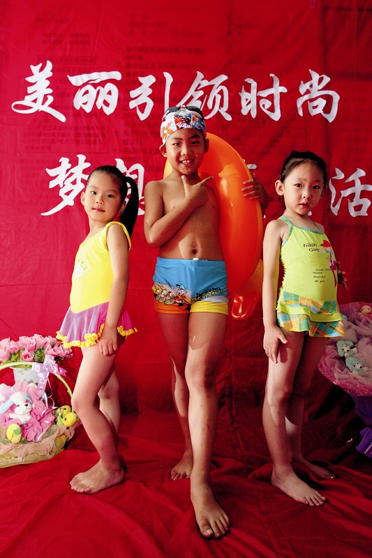 Children s swimsuit show staged in community china .cn