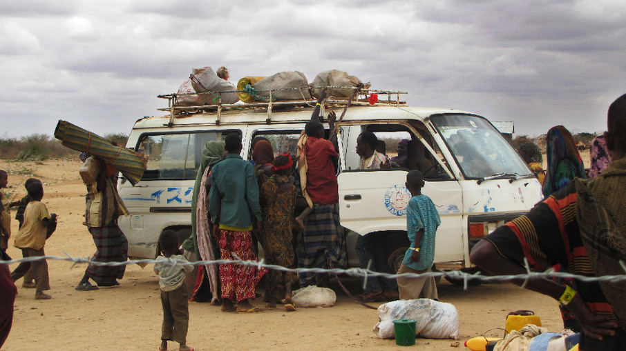 Pre-registration camp. Refugees load their belongings onto the van that will take them to the transit camp. Almost half of the refugees in Liben (118,000) arrived in June and July, fleeing drought. Originally built to shelter 45,000 people, the camps are now completely overstretched. [Sisay Zerihun/MSF] 