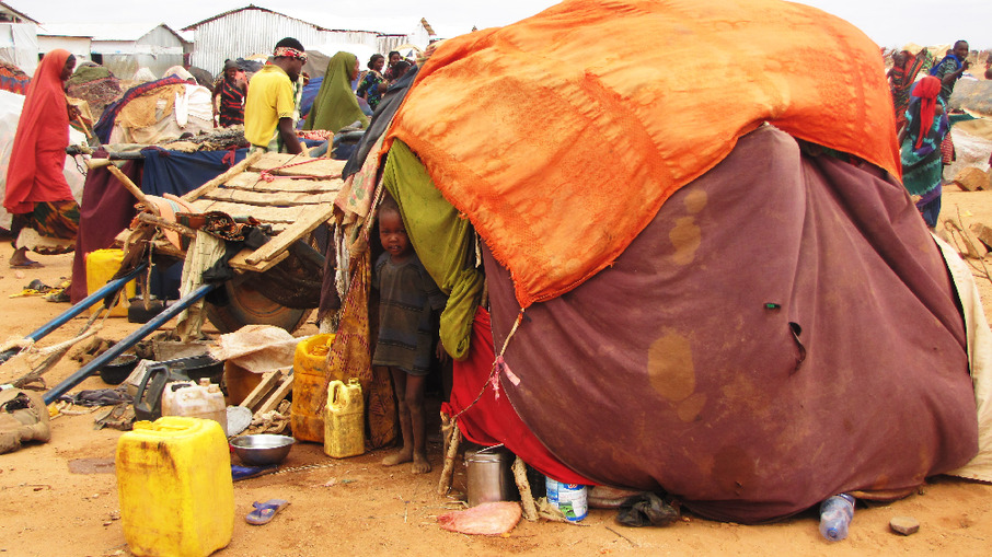 Transit camp. Refugees are in need of food, water and tents. Many have to make their own shelters out of branches and bits of cloth. Overcrowding at the camp exacerbates hygiene and sanitation problems and has an impact on health overall. [Sisay Zerihun/MSF]