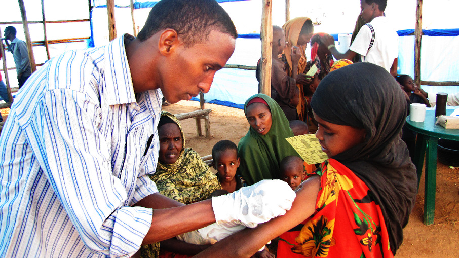 Measles vaccination. Some six hundred under-15s are vaccinated every day at the transit camp. Coupled with high levels of malnutrition, measles can be fatal. [Sisay Zerihun/MSF]